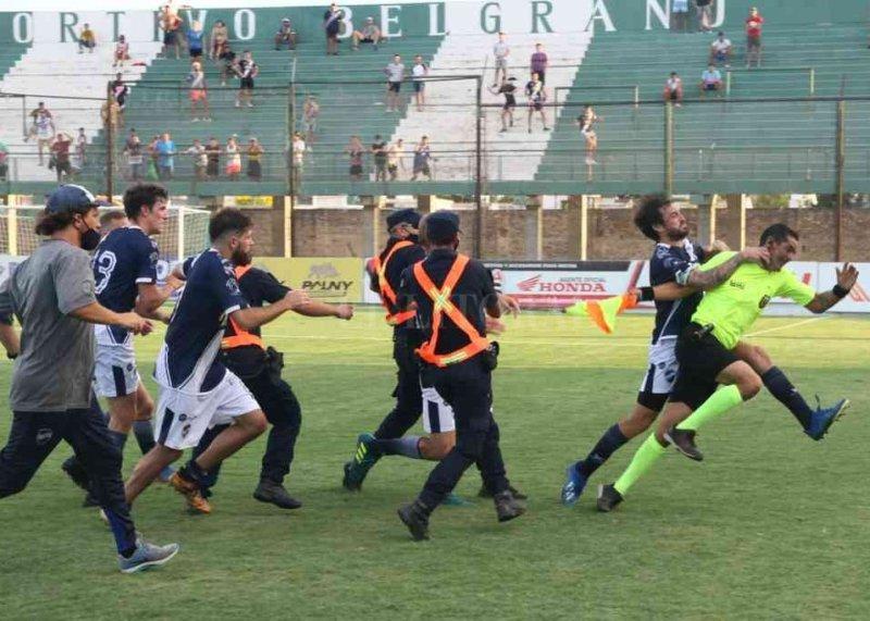 INDEPENDIENTE (CHIVILCOY), ÁRBITROS Y ENTRENAMIENTO – CLUB